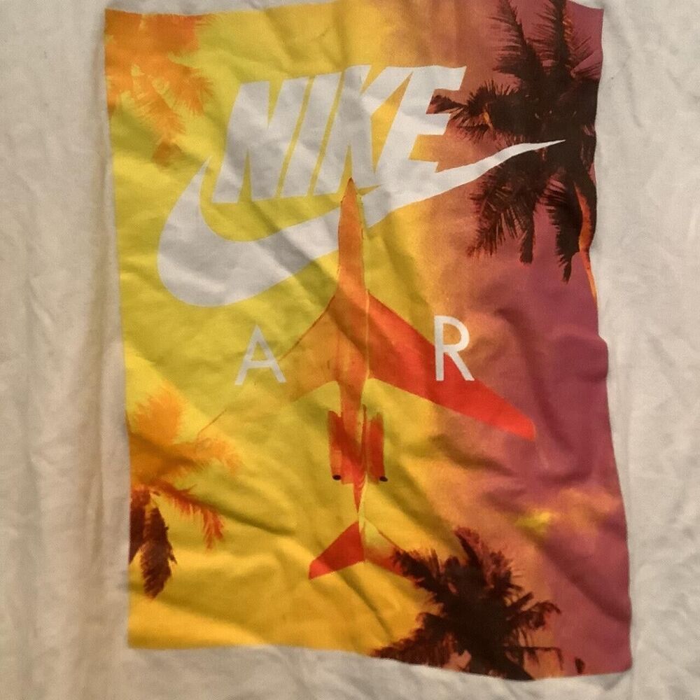 The Nike tee T-shirt graphic designer size medium The company was founded on Jan - Picture 2 of 3